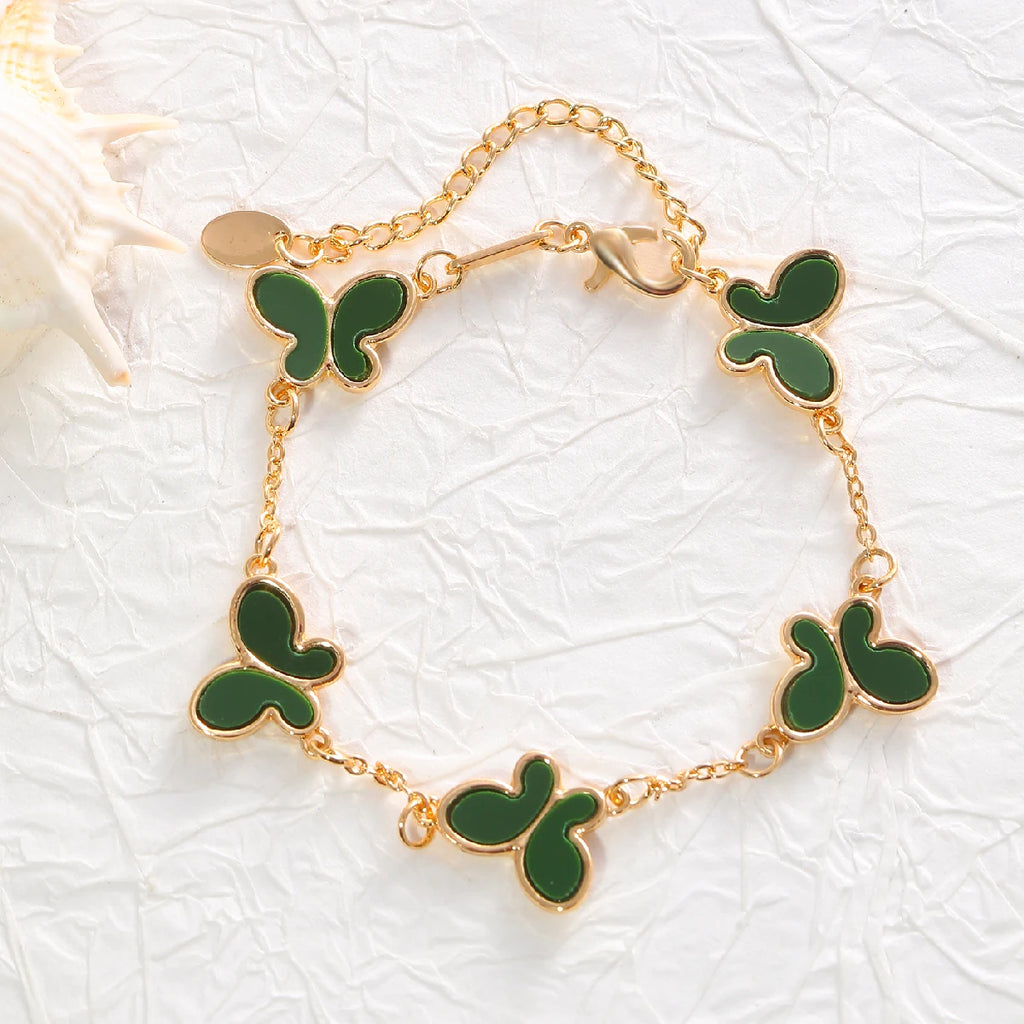 A fashionable and versatile daily butterfly-shaped mother-of-pearl lady's bracelet with simple design.
