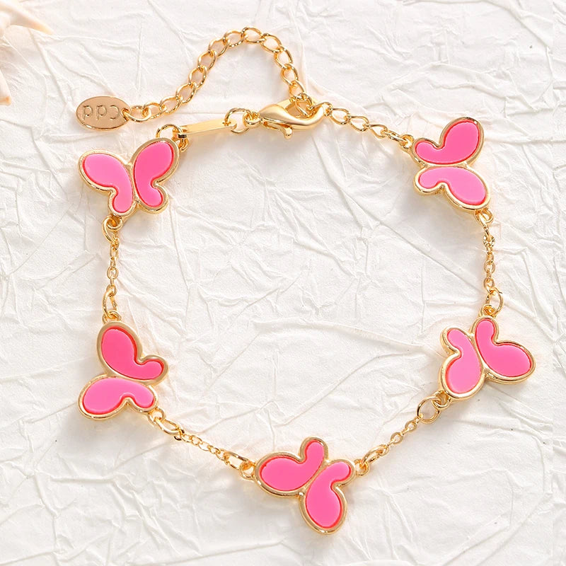 A fashionable and versatile daily butterfly-shaped mother-of-pearl lady's bracelet with simple design.
