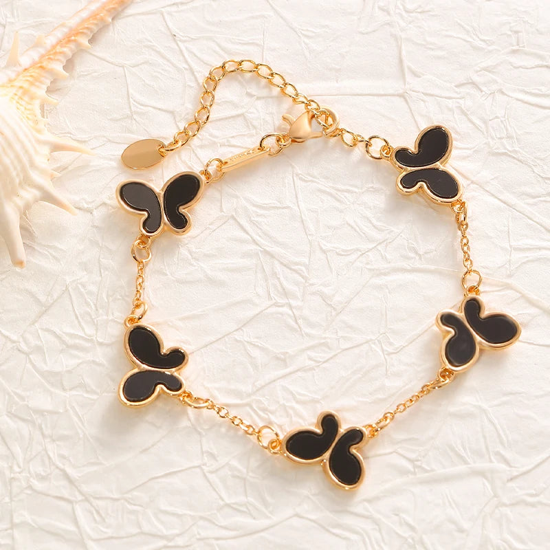 A fashionable and versatile daily butterfly-shaped mother-of-pearl lady's bracelet with simple design.